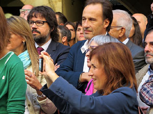 Concentraci&oacute; a la pla&ccedil;a del Vi de recolzament a l'alcaldessa Marta Madrenas, cridada a declarar per haver signat un decret a favor del refer&egrave;ndum 