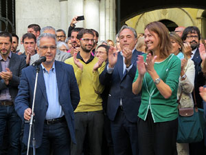 Concentraci&oacute; a la pla&ccedil;a del Vi de recolzament a l'alcaldessa Marta Madrenas, cridada a declarar per haver signat un decret a favor del refer&egrave;ndum 