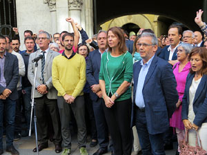 Concentraci&oacute; a la pla&ccedil;a del Vi de recolzament a l'alcaldessa Marta Madrenas, cridada a declarar per haver signat un decret a favor del refer&egrave;ndum 