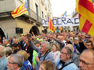 Concentraci&oacute; a la pla&ccedil;a del Vi de recolzament a l'alcaldessa Marta Madrenas, cridada a declarar per haver signat un decret a favor del refer&egrave;ndum 