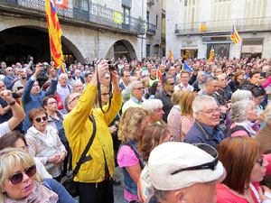 Concentraci&oacute; a la pla&ccedil;a del Vi de recolzament a l'alcaldessa Marta Madrenas, cridada a declarar per haver signat un decret a favor del refer&egrave;ndum 