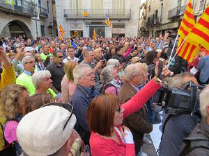 Concentraci&oacute; a la pla&ccedil;a del Vi de recolzament a l'alcaldessa Marta Madrenas, cridada a declarar per haver signat un decret a favor del refer&egrave;ndum 