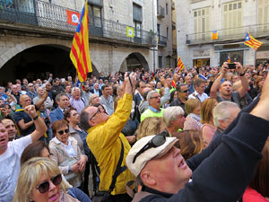 Concentraci&oacute; a la pla&ccedil;a del Vi de recolzament a l'alcaldessa Marta Madrenas, cridada a declarar per haver signat un decret a favor del refer&egrave;ndum 