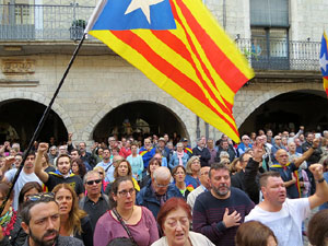 Concentraci&oacute; a la pla&ccedil;a del Vi de recolzament a l'alcaldessa Marta Madrenas, cridada a declarar per haver signat un decret a favor del refer&egrave;ndum 