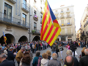 Concentraci&oacute; a la pla&ccedil;a del Vi de recolzament a l'alcaldessa Marta Madrenas, cridada a declarar per haver signat un decret a favor del refer&egrave;ndum 