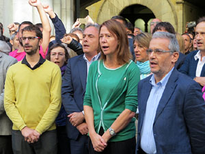 Concentraci&oacute; a la pla&ccedil;a del Vi de recolzament a l'alcaldessa Marta Madrenas, cridada a declarar per haver signat un decret a favor del refer&egrave;ndum 