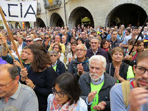 Concentraci&oacute; a la pla&ccedil;a del Vi de recolzament a l'alcaldessa Marta Madrenas, cridada a declarar per haver signat un decret a favor del refer&egrave;ndum 