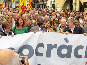 Concentraci&oacute; a la pla&ccedil;a del Vi de recolzament a l'alcaldessa Marta Madrenas, cridada a declarar per haver signat un decret a favor del refer&egrave;ndum 