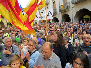 Concentraci&oacute; a la pla&ccedil;a del Vi de recolzament a l'alcaldessa Marta Madrenas, cridada a declarar per haver signat un decret a favor del refer&egrave;ndum 