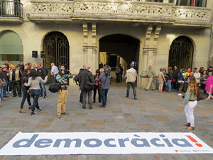 Concentraci&oacute; a la pla&ccedil;a del Vi de recolzament a l'alcaldessa Marta Madrenas, cridada a declarar per haver signat un decret a favor del refer&egrave;ndum 