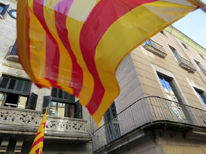 Concentraci&oacute; a la pla&ccedil;a del Vi de recolzament a l'alcaldessa Marta Madrenas, cridada a declarar per haver signat un decret a favor del refer&egrave;ndum 