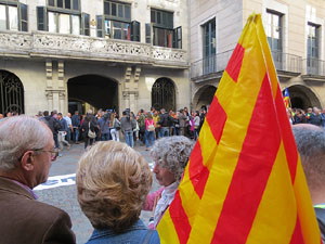 Concentraci&oacute; a la pla&ccedil;a del Vi de recolzament a l'alcaldessa Marta Madrenas, cridada a declarar per haver signat un decret a favor del refer&egrave;ndum 