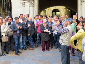 Concentraci&oacute; a la pla&ccedil;a del Vi de recolzament a l'alcaldessa Marta Madrenas, cridada a declarar per haver signat un decret a favor del refer&egrave;ndum 