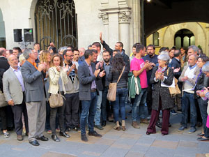 Concentraci&oacute; a la pla&ccedil;a del Vi de recolzament a l'alcaldessa Marta Madrenas, cridada a declarar per haver signat un decret a favor del refer&egrave;ndum 