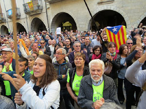 Concentraci&oacute; a la pla&ccedil;a del Vi de recolzament a l'alcaldessa Marta Madrenas, cridada a declarar per haver signat un decret a favor del refer&egrave;ndum 
