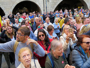 Concentraci&oacute; a la pla&ccedil;a del Vi de recolzament a l'alcaldessa Marta Madrenas, cridada a declarar per haver signat un decret a favor del refer&egrave;ndum 