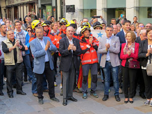 Concentraci&oacute; a la pla&ccedil;a del Vi de recolzament a l'alcaldessa Marta Madrenas, cridada a declarar per haver signat un decret a favor del refer&egrave;ndum 