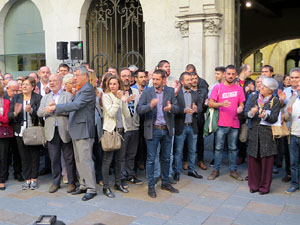 Concentraci&oacute; a la pla&ccedil;a del Vi de recolzament a l'alcaldessa Marta Madrenas, cridada a declarar per haver signat un decret a favor del refer&egrave;ndum 