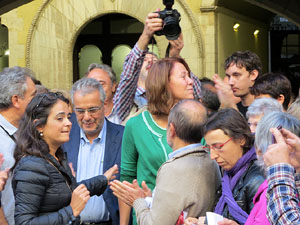 Concentraci&oacute; a la pla&ccedil;a del Vi de recolzament a l'alcaldessa Marta Madrenas, cridada a declarar per haver signat un decret a favor del refer&egrave;ndum 