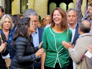 Concentraci&oacute; a la pla&ccedil;a del Vi de recolzament a l'alcaldessa Marta Madrenas, cridada a declarar per haver signat un decret a favor del refer&egrave;ndum 