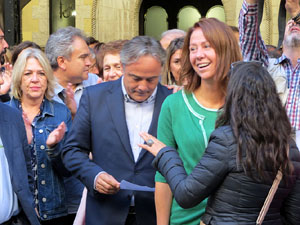 Concentraci&oacute; a la pla&ccedil;a del Vi de recolzament a l'alcaldessa Marta Madrenas, cridada a declarar per haver signat un decret a favor del refer&egrave;ndum 