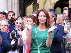 Concentraci&oacute; a la pla&ccedil;a del Vi de recolzament a l'alcaldessa Marta Madrenas, cridada a declarar per haver signat un decret a favor del refer&egrave;ndum 