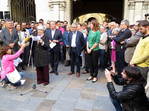 Concentraci&oacute; a la pla&ccedil;a del Vi de recolzament a l'alcaldessa Marta Madrenas, cridada a declarar per haver signat un decret a favor del refer&egrave;ndum 