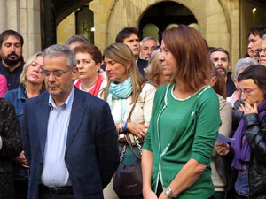 Concentraci&oacute; a la pla&ccedil;a del Vi de recolzament a l'alcaldessa Marta Madrenas, cridada a declarar per haver signat un decret a favor del refer&egrave;ndum 