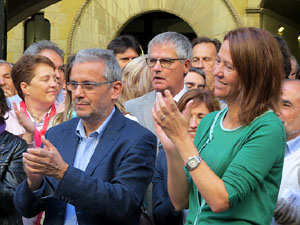 Concentraci&oacute; a la pla&ccedil;a del Vi de recolzament a l'alcaldessa Marta Madrenas, cridada a declarar per haver signat un decret a favor del refer&egrave;ndum 