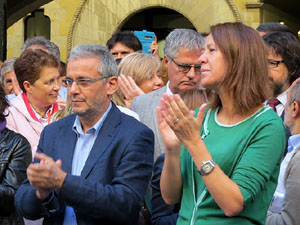 Concentraci&oacute; a la pla&ccedil;a del Vi de recolzament a l'alcaldessa Marta Madrenas, cridada a declarar per haver signat un decret a favor del refer&egrave;ndum 