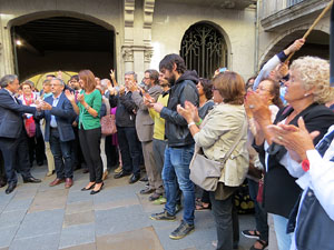 Concentraci&oacute; a la pla&ccedil;a del Vi de recolzament a l'alcaldessa Marta Madrenas, cridada a declarar per haver signat un decret a favor del refer&egrave;ndum 