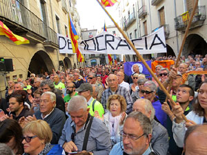 Concentraci&oacute; a la pla&ccedil;a del Vi de recolzament a l'alcaldessa Marta Madrenas, cridada a declarar per haver signat un decret a favor del refer&egrave;ndum 