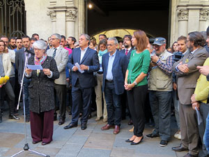 Concentraci&oacute; a la pla&ccedil;a del Vi de recolzament a l'alcaldessa Marta Madrenas, cridada a declarar per haver signat un decret a favor del refer&egrave;ndum 