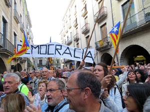 Concentraci&oacute; a la pla&ccedil;a del Vi de recolzament a l'alcaldessa Marta Madrenas, cridada a declarar per haver signat un decret a favor del refer&egrave;ndum 