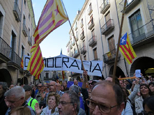 Concentraci&oacute; a la pla&ccedil;a del Vi de recolzament a l'alcaldessa Marta Madrenas, cridada a declarar per haver signat un decret a favor del refer&egrave;ndum 
