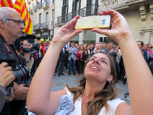 Concentraci&oacute; a la pla&ccedil;a del Vi de recolzament a l'alcaldessa Marta Madrenas, cridada a declarar per haver signat un decret a favor del refer&egrave;ndum 