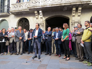Concentraci&oacute; a la pla&ccedil;a del Vi de recolzament a l'alcaldessa Marta Madrenas, cridada a declarar per haver signat un decret a favor del refer&egrave;ndum 