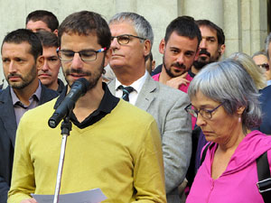 Concentraci&oacute; a la pla&ccedil;a del Vi de recolzament a l'alcaldessa Marta Madrenas, cridada a declarar per haver signat un decret a favor del refer&egrave;ndum 