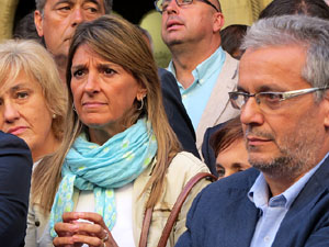 Concentraci&oacute; a la pla&ccedil;a del Vi de recolzament a l'alcaldessa Marta Madrenas, cridada a declarar per haver signat un decret a favor del refer&egrave;ndum 