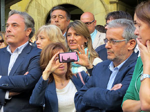 Concentraci&oacute; a la pla&ccedil;a del Vi de recolzament a l'alcaldessa Marta Madrenas, cridada a declarar per haver signat un decret a favor del refer&egrave;ndum 