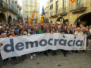 Marxa d'acompanyament a l'alcaldessa Marta Madrenas, cridada a declarar per haver signat un decret a favor del refer&egrave;ndum 