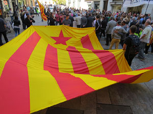 Marxa d'acompanyament a l'alcaldessa Marta Madrenas, cridada a declarar per haver signat un decret a favor del refer&egrave;ndum 