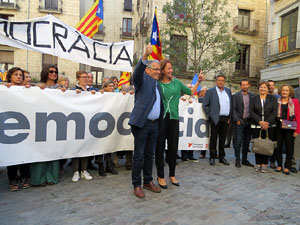 Marxa d'acompanyament a l'alcaldessa Marta Madrenas, cridada a declarar per haver signat un decret a favor del refer&egrave;ndum 