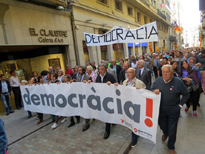Marxa d'acompanyament a l'alcaldessa Marta Madrenas, cridada a declarar per haver signat un decret a favor del refer&egrave;ndum 