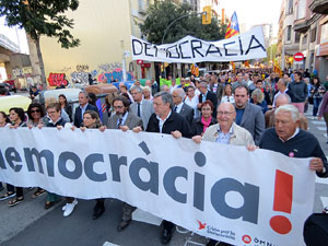 Marxa d'acompanyament a l'alcaldessa Marta Madrenas, cridada a declarar per haver signat un decret a favor del refer&egrave;ndum 