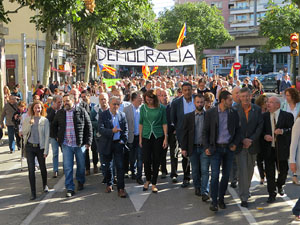 Marxa d'acompanyament a l'alcaldessa Marta Madrenas, cridada a declarar per haver signat un decret a favor del refer&egrave;ndum 