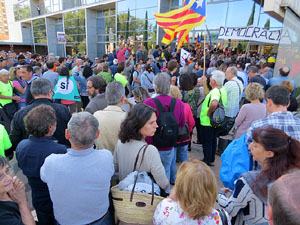 Arribada i sortida de l'alcaldessa Marta Madrenas del Palau de Just&iacute;cia