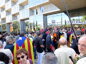 Arribada i sortida de l'alcaldessa Marta Madrenas del Palau de Just&iacute;cia