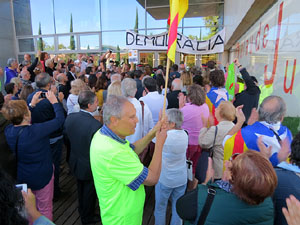 Arribada i sortida de l'alcaldessa Marta Madrenas del Palau de Just&iacute;cia