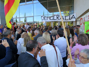 Arribada i sortida de l'alcaldessa Marta Madrenas del Palau de Just&iacute;cia